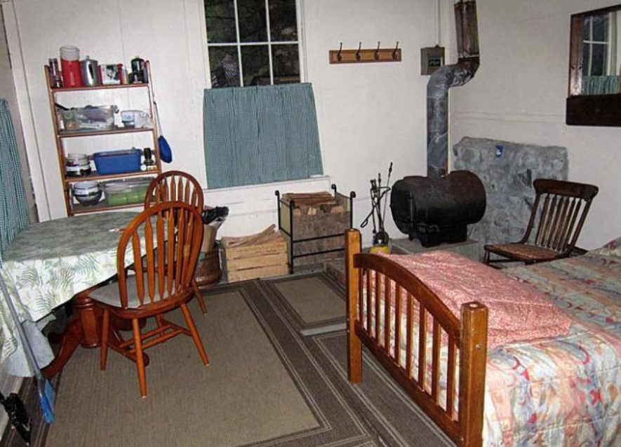 Hermitage Cabin Dinning and Living Area