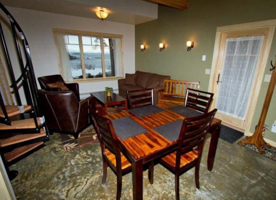 Post Office Cabin Dinning Room